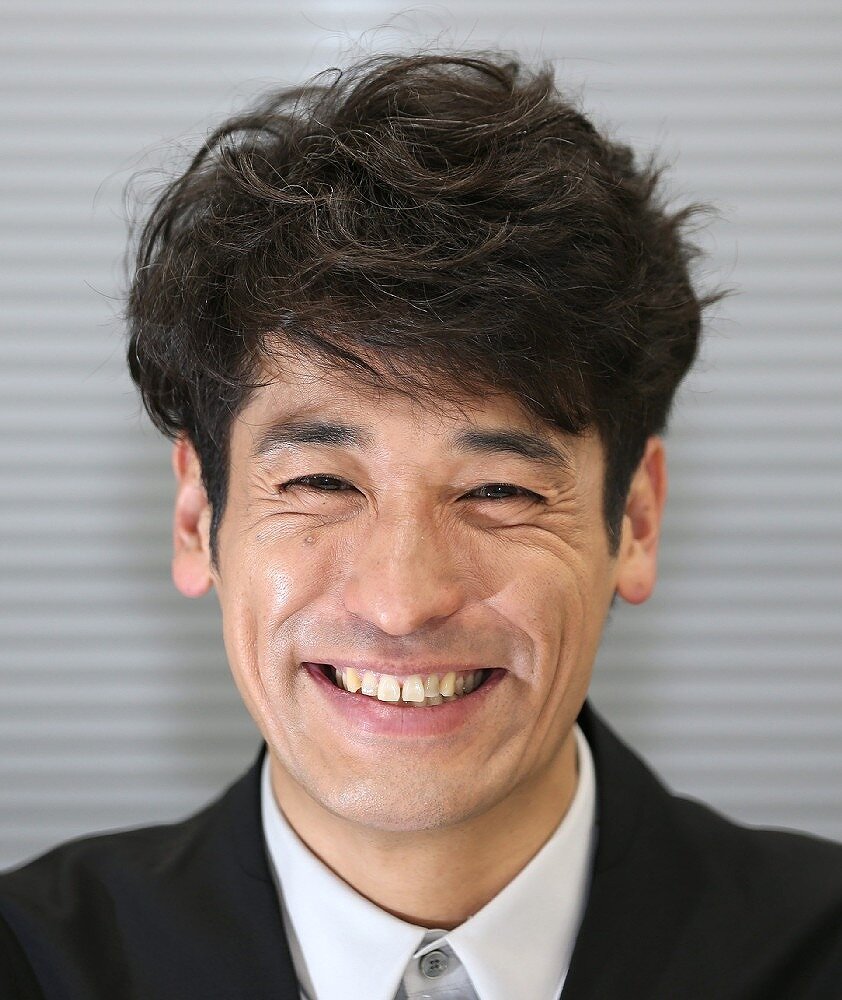 笑顔の佐藤隆太の画像
