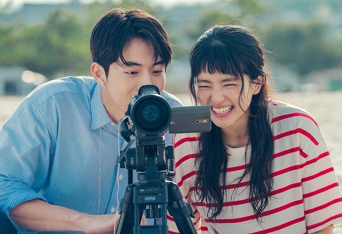 韓国ドラマ『二十五、二十一』に登場するヒドとイジンがビデオカメラを見て笑っている画像