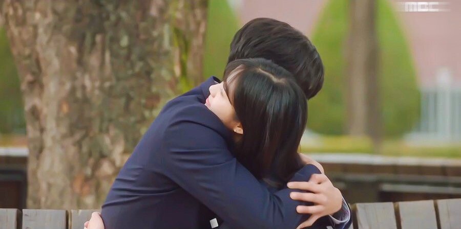 韓国ドラマ『偶然見つけたハル』でダノとハルが抱き合っている場面の画像