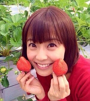 苺を持って笑顔の小林麻耶の画像
