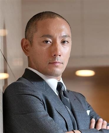 腕を組んでいる市川海老蔵の画像