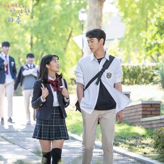 韓国ドラマ『偶然見つけたハル』でダノのギョンが並んで歩いている場面の画像