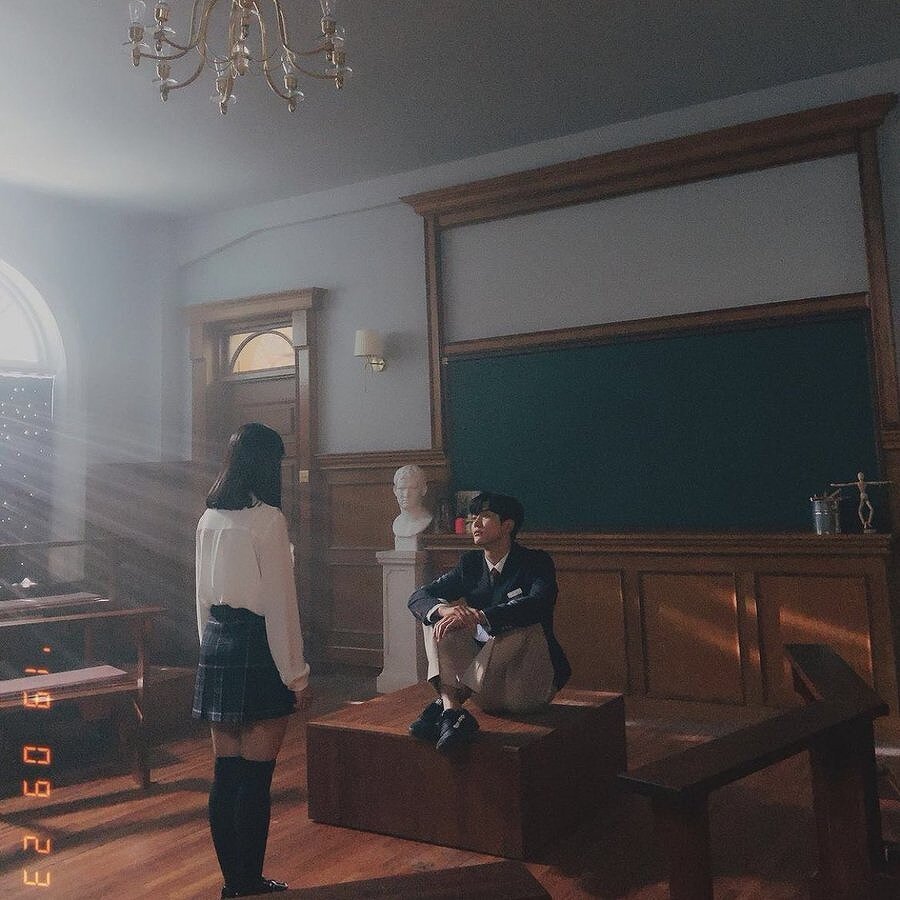 韓国ドラマ『偶然見つけたハル』でダノとハルが教室で向かい合っている場面の画像