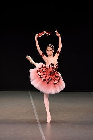 バレエを踊っているLESSERAFIM（ルセラフィム）カズハの画像