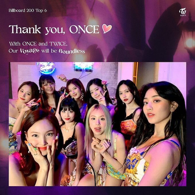 ファンに向けたTWICEメンバーの集合写真画像