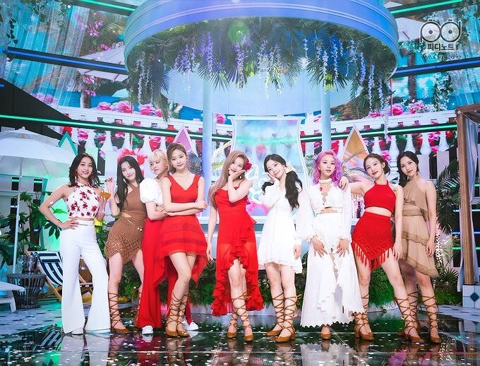 パフォーマンス後のTWICEメンバー集合写真画像