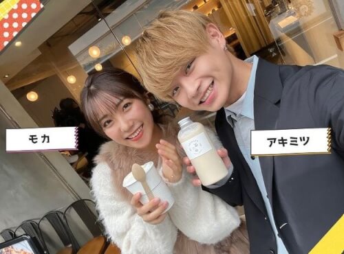 ドリンクを持って笑う百華と彰充のツーショット画像