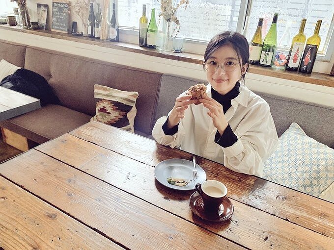 食事をしている芳根京子の画像