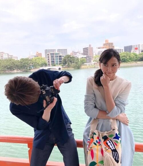 ドラマ『偽装不倫』の撮影の合間に宮沢氷魚が杏の写真を撮っている時の画像