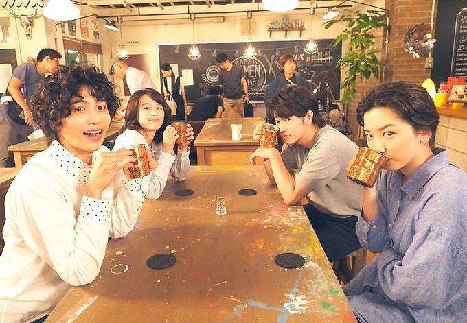 『半分、青い。』で共演した志尊淳と永野芽郁、清野菜名、佐藤健がカフェでお茶をしている画像