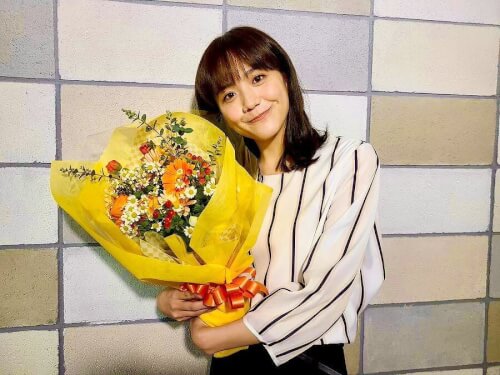 花束を持っている松井愛莉の画像
